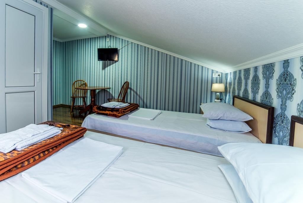 Hotel Guglux &Wine Cellar เทลาวี ภายนอก รูปภาพ