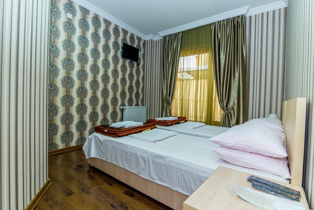 Hotel Guglux &Wine Cellar เทลาวี ภายนอก รูปภาพ